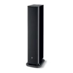 Focal Aria Evo X N°3 nero lucido con griglia magnetica applicata, vista di tre quarti