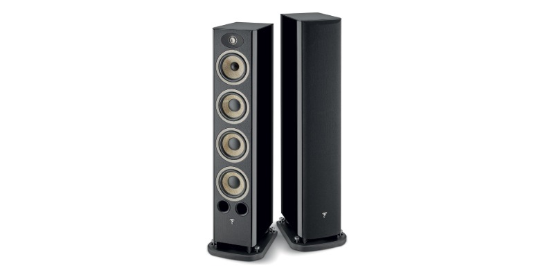 Coppia Focal Aria Evo X N°3 – con e senza griglia Coppia di diffusori da pavimento Focal Aria Evo X N°3 nero lucido: a sinistra senza griglia, a destra con griglia magnetica