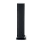 Vista frontale del Focal Aria Evo X N°3 nero lucido con griglia magnetica e base in alluminio