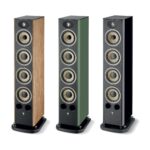 Tre diffusori da pavimento Focal Aria Evo X N°3 affiancati in Noce Prime, Verde Muschio Lucido e Nero Lucido, senza griglia