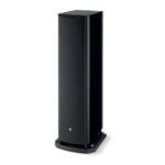 Focal Aria Evo X N°4 nero lucido con griglia magnetica applicata, vista di tre quarti