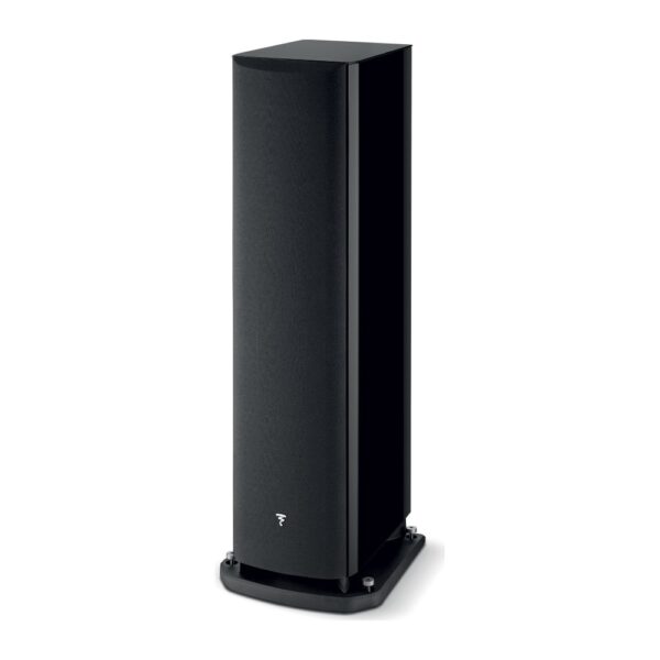 Focal Aria Evo X N°4 nero lucido con griglia magnetica applicata, vista di tre quarti