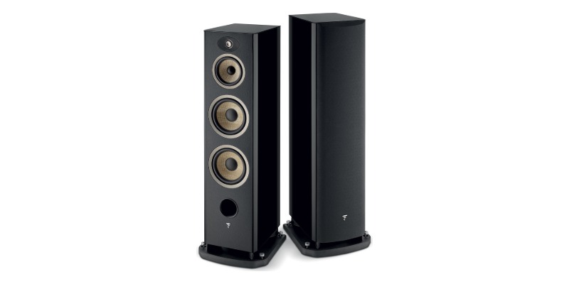 Coppia Focal Aria Evo X N°4 – con e senza griglia Coppia di diffusori da pavimento Focal Aria Evo X N°4 nero lucido: a sinistra senza griglia, a destra con griglia magnetica