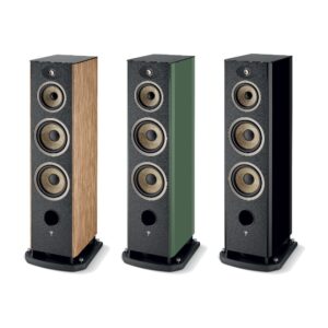 Tre diffusori da pavimento Focal Aria Evo X N°4 affiancati in Noce Prime, Verde Muschio Lucido e Nero Lucido, senza griglia