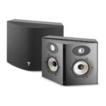 Coppia di surround Focal Aria SR900 nero satinato, una con frontale in tessuto e una senza