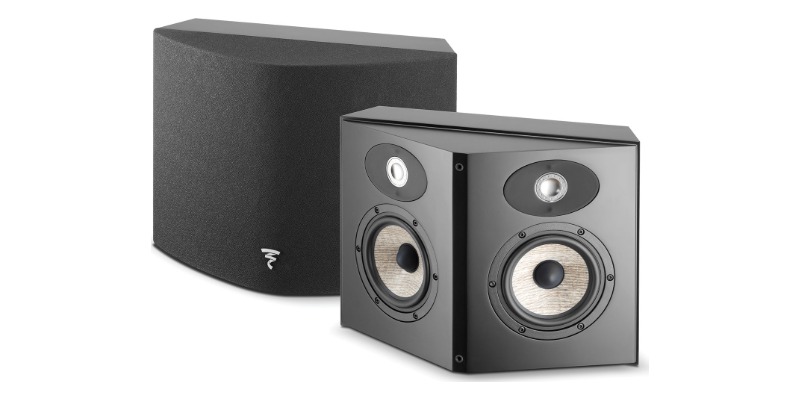 Coppia Focal Aria SR900 – con e senza frontale Coppia di diffusori surround bipolari Focal Aria SR900 nero satinato: una con frontale in tessuto, una con gli altoparlanti a vista