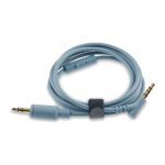 Cavo mini-jack azzurro delle Focal Azurys arrotolato, con telecomando e microfono