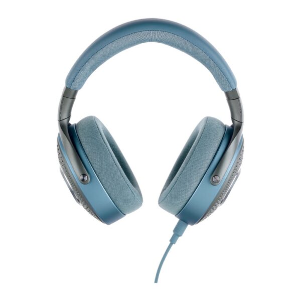 Cuffie Focal Azurys blu viste di fronte con il cavo collegato al padiglione sinistro