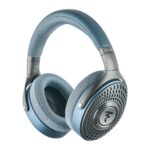 Cuffie chiuse Focal Azurys blu viste di tre quarti, con padiglioni traforati e logo Focal