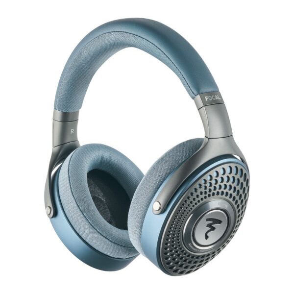 Focal Azurys – vista di tre quarti Cuffie chiuse Focal Azurys blu viste di tre quarti, con padiglioni traforati e logo Focal