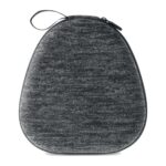 Custodia rigida in tessuto grigio delle cuffie Focal Bathys, chiusa