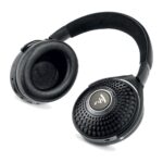 Cuffie Focal Bathys Deep Black appoggiate in piano con un padiglione rivolto verso l’alto