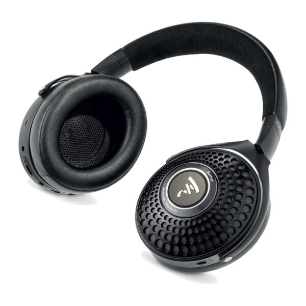 Cuffie Focal Bathys Deep Black appoggiate in piano con un padiglione rivolto verso l’alto