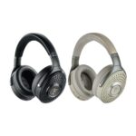 Due cuffie wireless Focal Bathys affiancate, in Deep Black e in Dune, viste di tre quarti