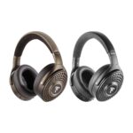 Due cuffie wireless Focal Bathys MG affiancate, in Chestnut e Graphen Grey, viste di tre quarti