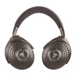 Cuffie Focal Bathys MG Chestnut aperte con i due padiglioni traforati rivolti verso l’osservatore
