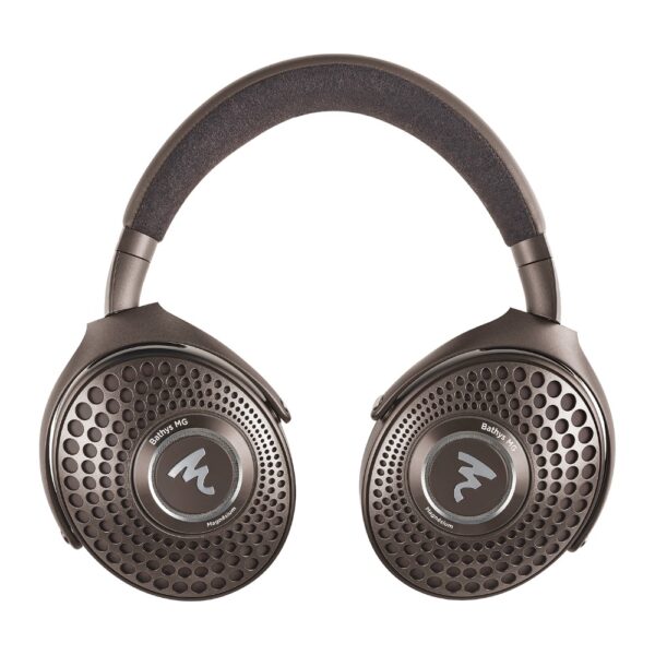 Cuffie Focal Bathys MG Chestnut aperte con i due padiglioni traforati rivolti verso l’osservatore