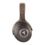Padiglione delle Focal Bathys MG Chestnut visto di lato con griglia traforata e logo Focal