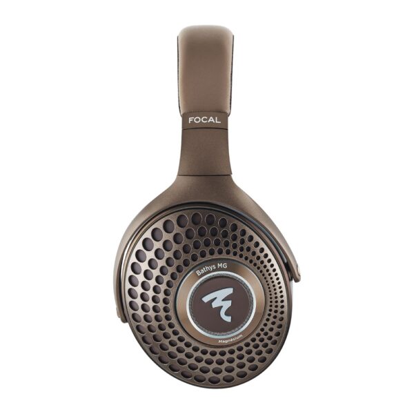 Padiglione delle Focal Bathys MG Chestnut visto di lato con griglia traforata e logo Focal