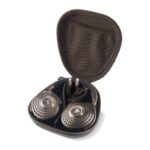 Cuffie Focal Bathys MG Chestnut ripiegate nella custodia rigida aperta