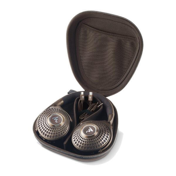 Cuffie Focal Bathys MG Chestnut ripiegate nella custodia rigida aperta