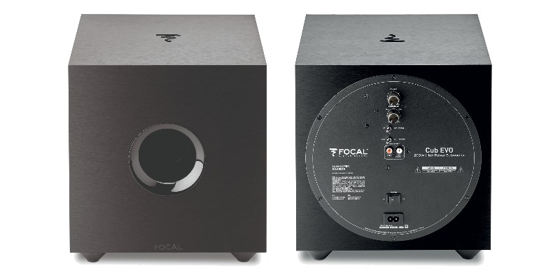 Subwoofer Focal Cub Evo visto di fronte e da dietro, con condotto reflex e pannello dell’amplificatore in classe D