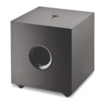 Subwoofer compatto Focal Cub Evo nero di tre quarti, con base antivibrazione