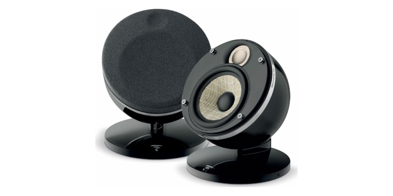 Coppia di satelliti Focal Dôme Flax 1.0 neri laccati sulla base: uno con griglia e uno con woofer Flax e tweeter a vista