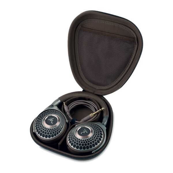 Cuffie Focal Hadenys ripiegate nella custodia aperta