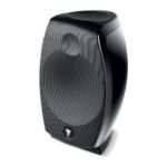 Focal Sib Evo Dolby Atmos nero lucido di tre quarti, con la parte superiore del mobile che ospita l’altoparlante Atmos