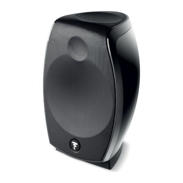 Focal Sib Evo Dolby Atmos nero lucido di tre quarti, con la parte superiore del mobile che ospita l’altoparlante Atmos
