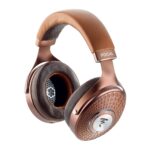 Cuffie chiuse Focal Stellia in pelle color cognac viste di tre quarti, con cuscinetti moka