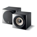 Due subwoofer Focal Sub 1000F neri a confronto, uno con griglia e uno con il woofer Flax a vista