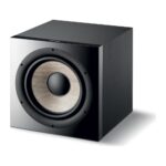Subwoofer Focal Sub 1000F nero visto di tre quarti senza griglia, con il woofer Flax da 30 cm