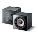 Focal Sub 1000F visto di fronte e da dietro, con woofer Flax e pannello posteriore dell’amplificatore