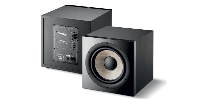 Focal Sub 1000F – frontale e pannello posteriore Subwoofer attivo Focal Sub 1000F: a sinistra il frontale con woofer Flax, a destra il retro con amplificatore e collegamenti