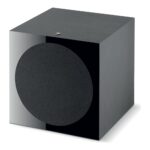 Focal Sub 600P con griglia magnetica in tessuto applicata, vista di tre quarti