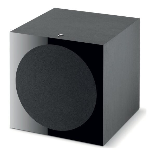 Focal Sub 600P con griglia magnetica in tessuto applicata, vista di tre quarti