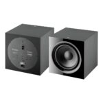 Due Focal Sub 600P affiancati, uno visto dal retro con i controlli e uno di fronte con il woofer da 30 cm