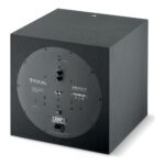 Retro del Focal Sub 600P visto di tre quarti con pannello dei controlli e degli ingressi