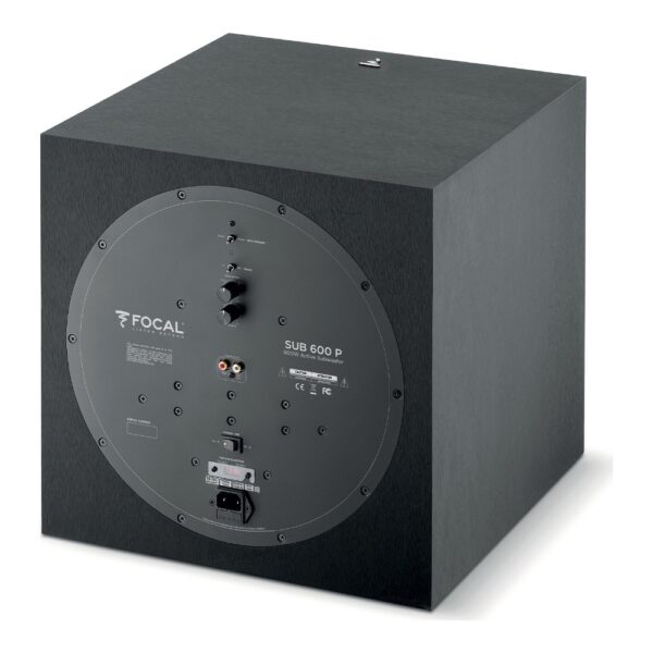 Retro del Focal Sub 600P visto di tre quarti con pannello dei controlli e degli ingressi