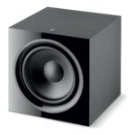 Subwoofer Focal Sub 600P visto di tre quarti con mobile in MDF spazzolato