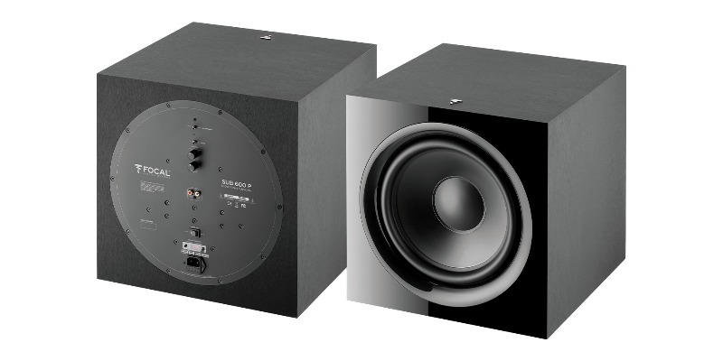 Focal Sub 600P visto di fronte con woofer Polyflex da 30 cm e dal retro con regolazioni e ingressi RCA e LFE