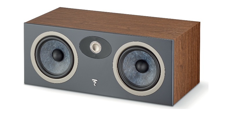 Focal Theva Center โ dettaglio altoparlanti Focal Theva Center in Legno scuro con tweeter TNF in alluminio/magnesio al centro e due woofer Slatefiber da 16,5 cm