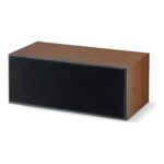 Focal Theva Center Legno scuro con griglia magnetica applicata, vista di tre quarti