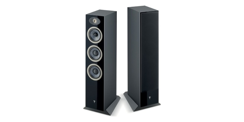 Coppia di diffusori da pavimento Focal Theva N°2 nero lucido: a sinistra senza griglia, a destra con griglia magnetica