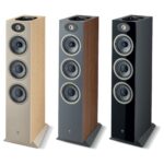 Tre diffusori da pavimento Focal Theva N°3-D affiancati in Legno chiaro, Legno scuro e Nero Lucido, vista di tre quarti senza griglia