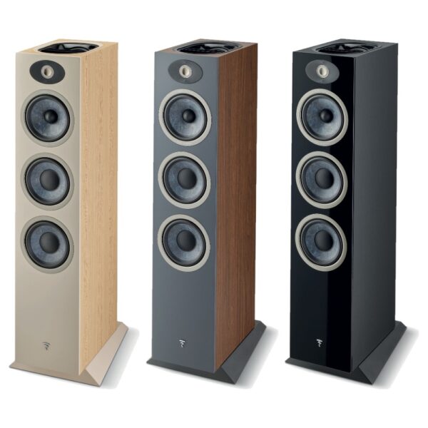 Focal Theva N°3-D nelle tre finiture Legno chiaro, Legno scuro e Nero Lucido Tre diffusori da pavimento Focal Theva N°3-D affiancati in Legno chiaro, Legno scuro e Nero Lucido, vista di tre quarti senza griglia