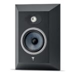 Diffusore surround da parete Focal Theva nero visto di tre quarti con anello metallico attorno agli altoparlanti