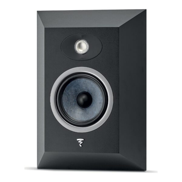 Diffusore surround da parete Focal Theva nero visto di tre quarti con anello metallico attorno agli altoparlanti